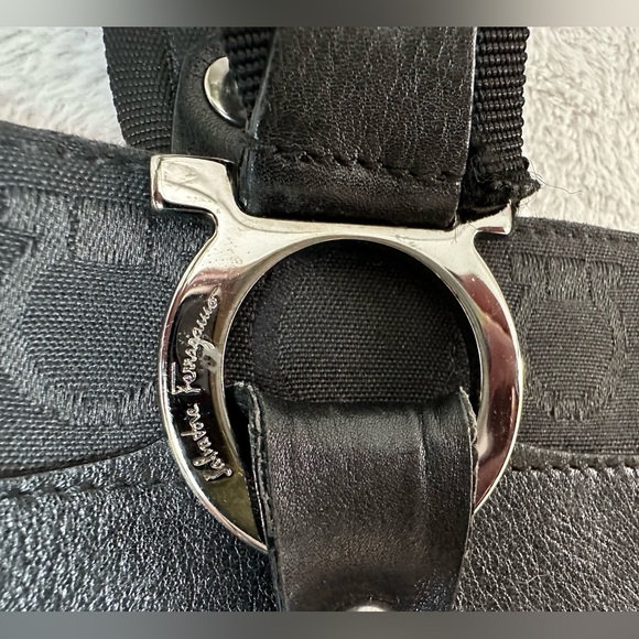 ❌SOLD🖤FIXER SPECIAL! Ferragamo Gancini Shoulder Bag-NEEDS STRAP REPAIR - Picture 7 of 14